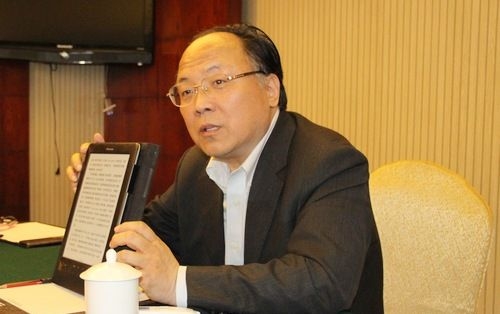 汉王董事长刘迎建先生展示汉王电纸书E920
