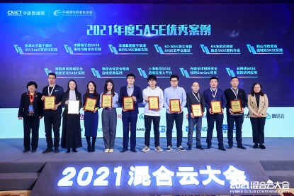 一群人站在屏幕前描述已自动生成