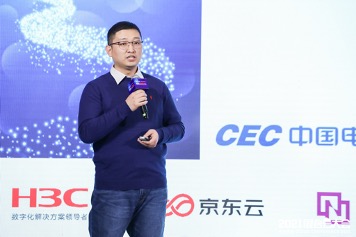 穿着西装笔挺的男子与配字描述已自动生成