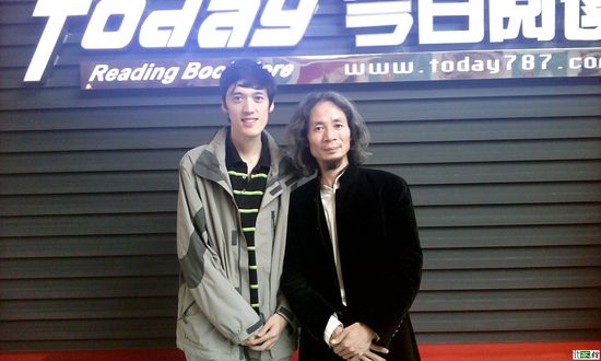 记者与杜子建合影