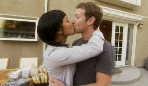 图为Facebook的创始人,Mark Zuckerberg 和他的华人女友Chen。