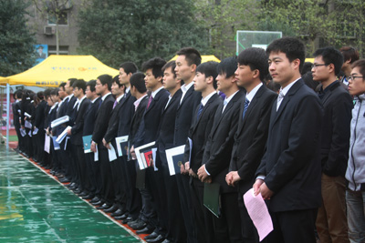参加招聘会的各位学子们严阵以待