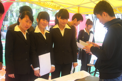 各位学子认真倾听用人单位讲解