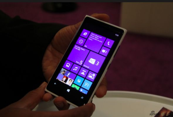 Lumia 920搭载了一块1280×768分辨率的显示屏 Lumia 920搭载了一块1280×768分辨率的显示屏